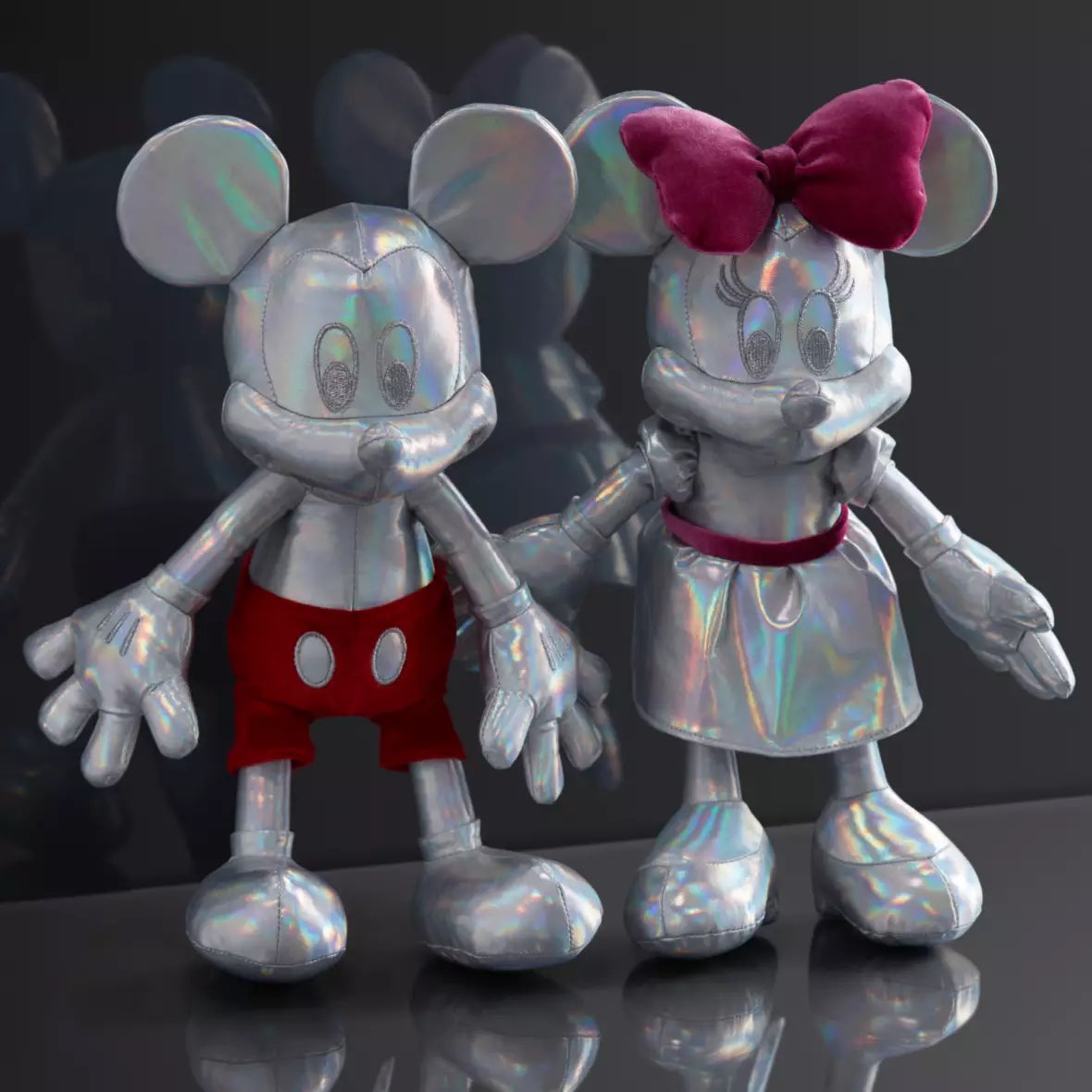 Produkte zum 100. Disney-Jubiläum: Disney100 Merchandise ist jetzt bei shopDisney erhältlich! 4 Micky und Minnie Sammel-Plüschfiguren zu Disney100