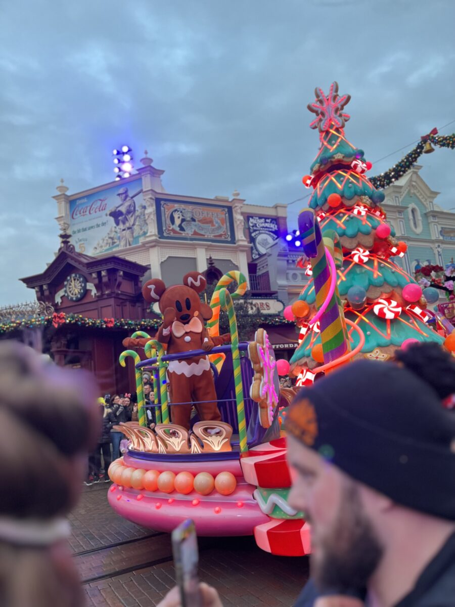 Mickys funkelnder Weihnachtsparade im Disneyland Park in Frankreich