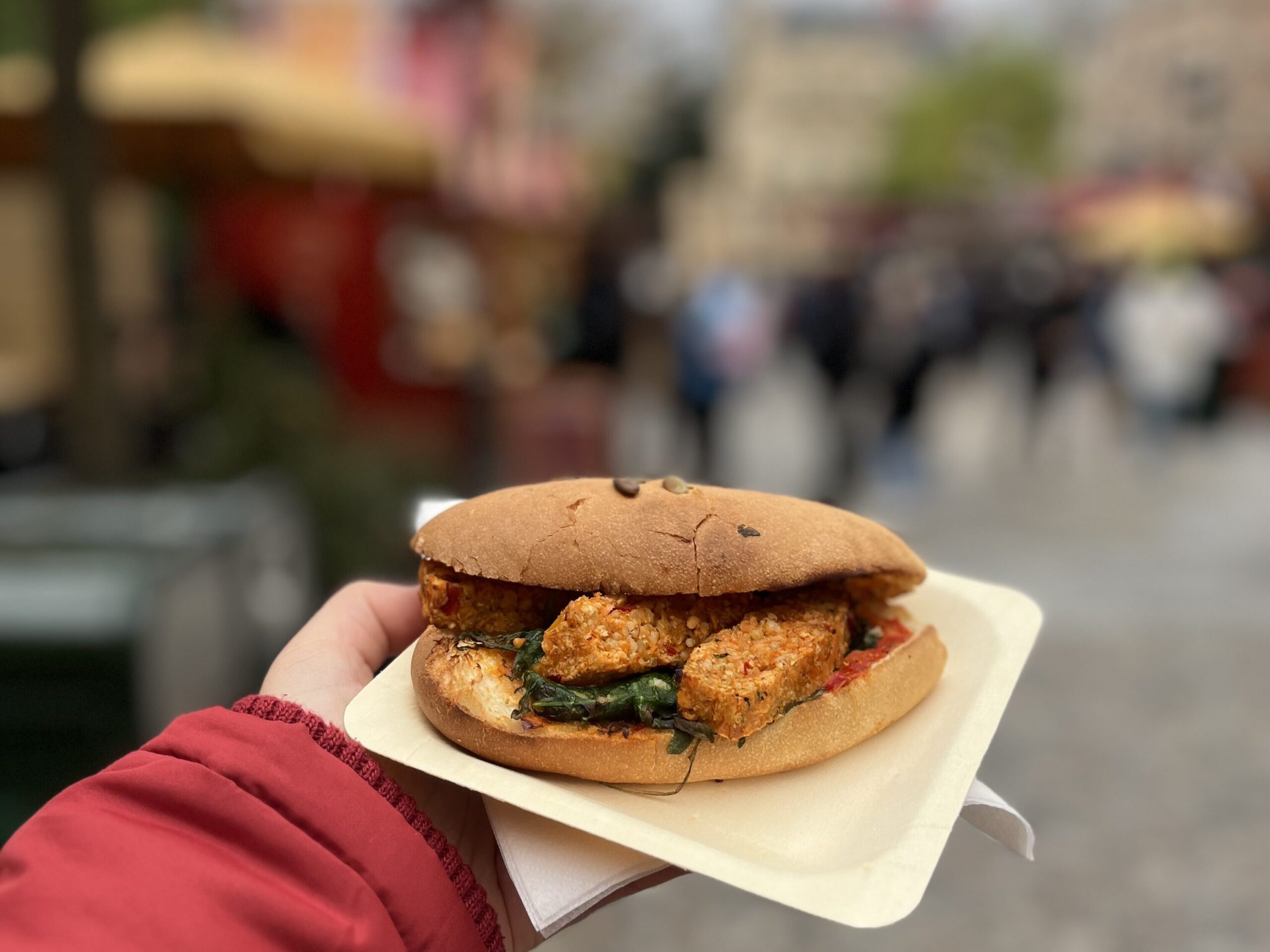 Das köstliche vegane Sandwich beim l'Hiver Gourmand in Disneyland Paris zur Weihnachtszeit 2022