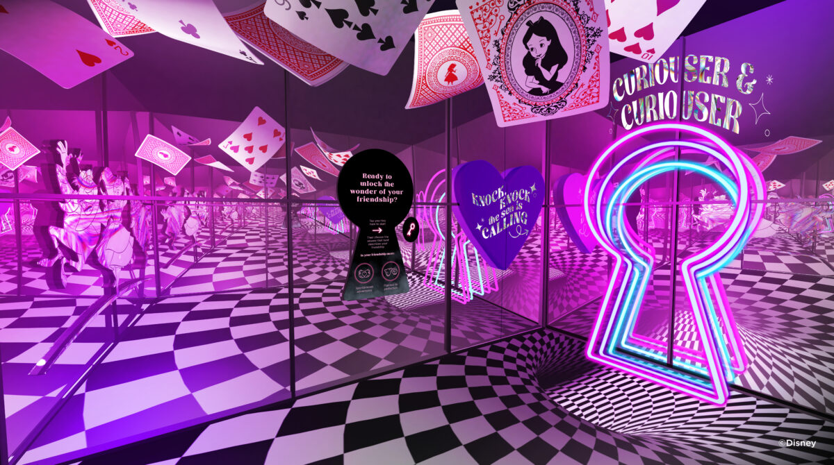 Im Juni 2023 mit euren Freunden in Berlin erleben: Disney100: Wonder of Friendship – The Experience 3 Alice im Wunderland Raum bei Disney100: The Experience in Berlin, London und Paris.