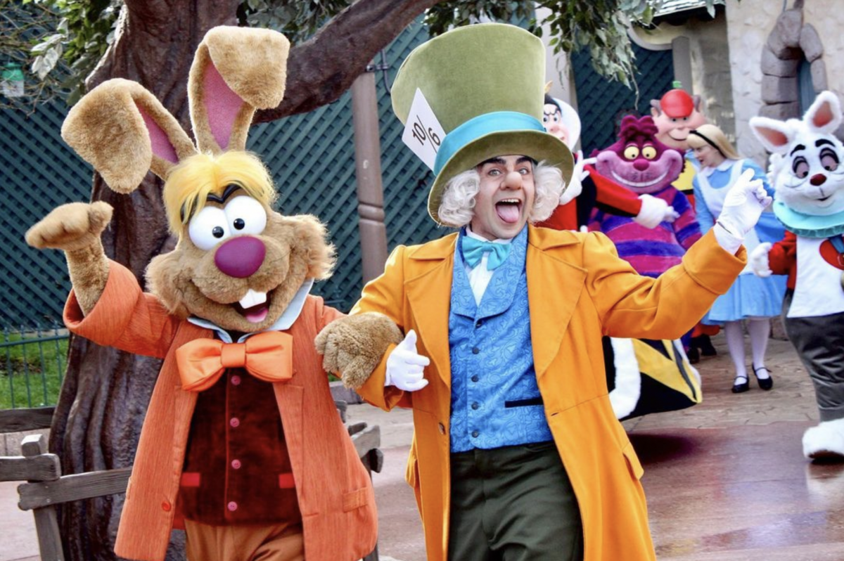 Gewinnspiel-Tipp: Alice im Wunderland im Disney Channel schauen und eine wunder-volle Reise nach Disneyland Paris gewinnen! 3 Märzhase, der verrückte Hutmacher, die Herzkönigin, die Tigerkatze, Dideldei und Dideldum, das weiße Karninchen und Alice im Wunderland in Disneyland Paris