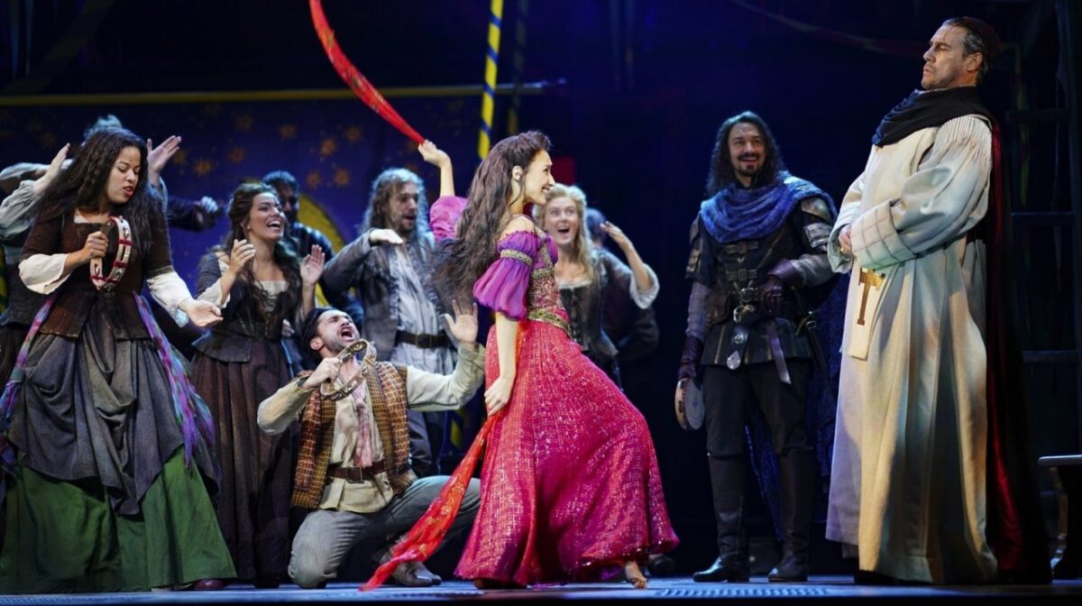 Review zu Disneys Musical Version von “Der Glöckner von Notre Dame” in Wien! 4 Esmeralda und Frollo in The Hunchback of Notre Dame Musical adaption