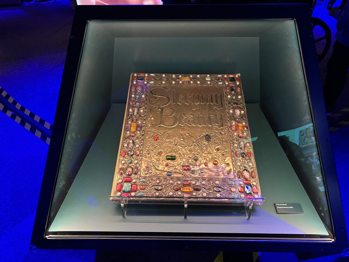 Review zu Disney100: Die Ausstellung – Entdeckt Filmgeschichte aus 100 Jahren Disney in München! Jetzt Tickets sichern! 6 Sleeping Beauty opening story book prop in Philadelphia