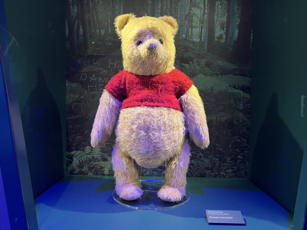 Review zu Disney100: Die Ausstellung – Entdeckt Filmgeschichte aus 100 Jahren Disney in München! Jetzt Tickets sichern! 9 Winnie Puuh Teddybär aus Christopher Robin