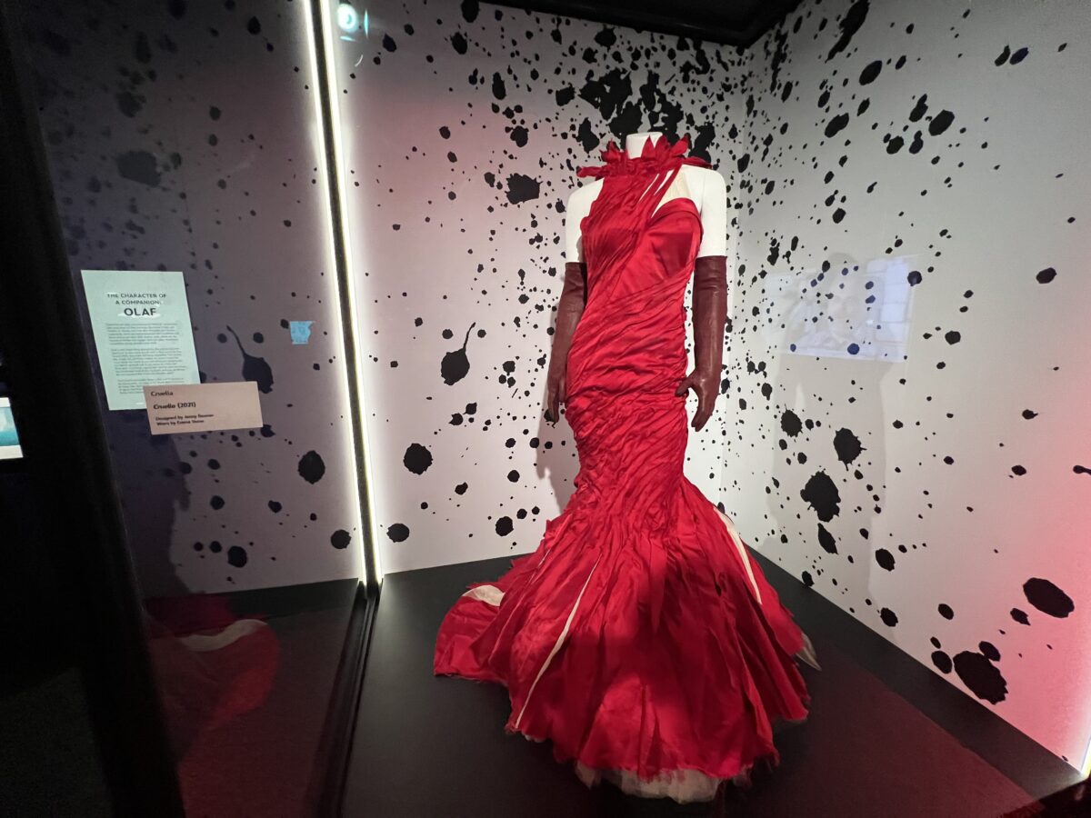 Review zu Disney100: Die Ausstellung – Entdeckt Filmgeschichte aus 100 Jahren Disney in München! Jetzt Tickets sichern! 10 Originalkleid von Cruella - von Emma Stone getragen