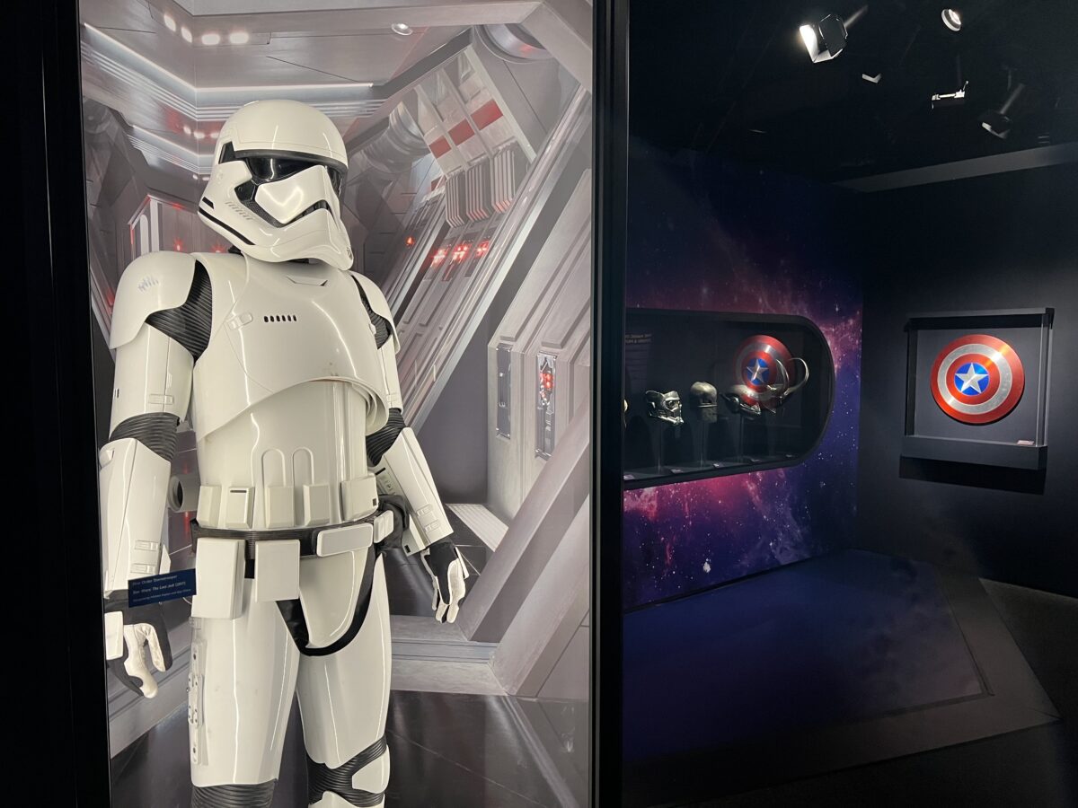 Review zu Disney100: Die Ausstellung – Entdeckt Filmgeschichte aus 100 Jahren Disney in München! Jetzt Tickets sichern! 8 Star Wars und Marvel Fans können original Kostüme und Requisiten in der Ausstellung zu 100 Jahren Disney in München entdecken