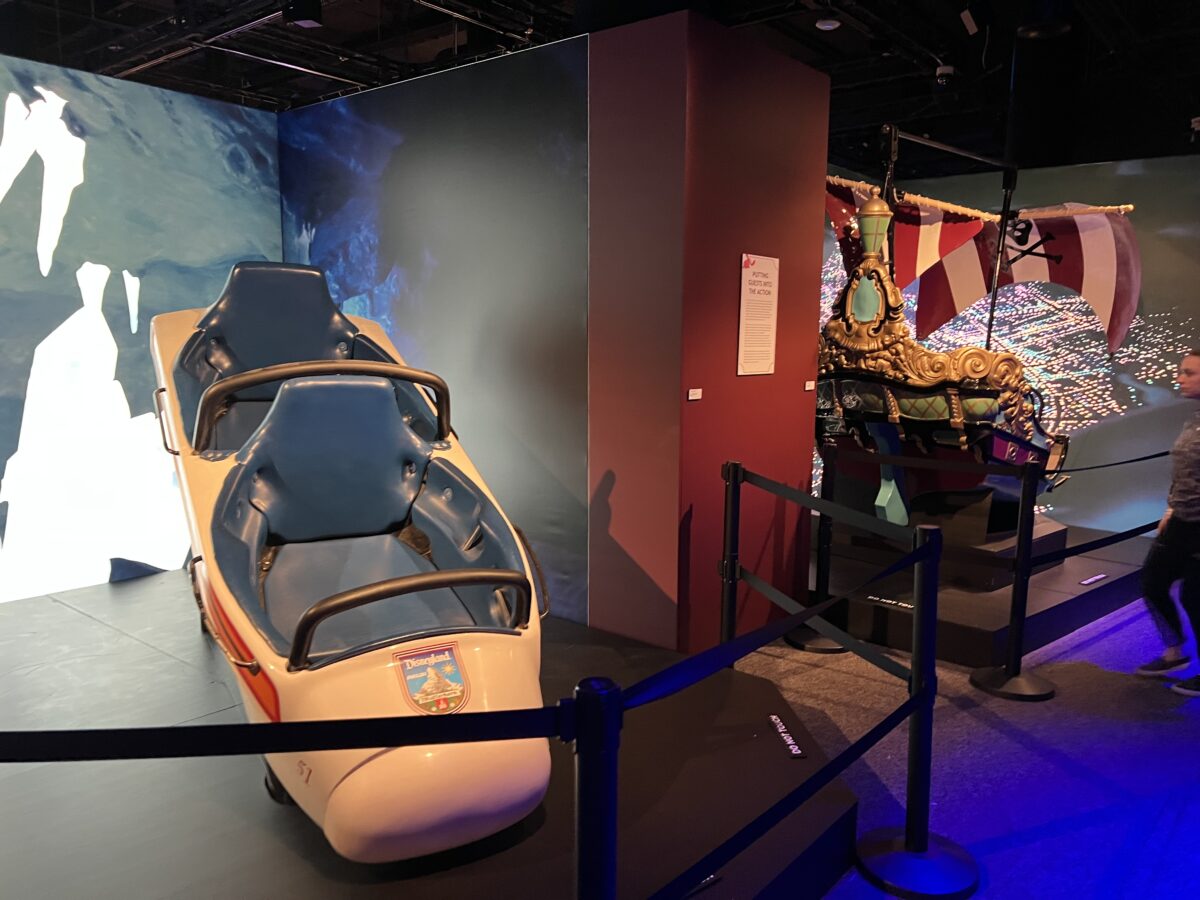 Review zu Disney100: Die Ausstellung – Entdeckt Filmgeschichte aus 100 Jahren Disney in München! Jetzt Tickets sichern! 4 Ausstellungsstücke aus Disneyland: Achterbahnwagen aus Matterhorn Bobsleds und Peter Pan's Flight