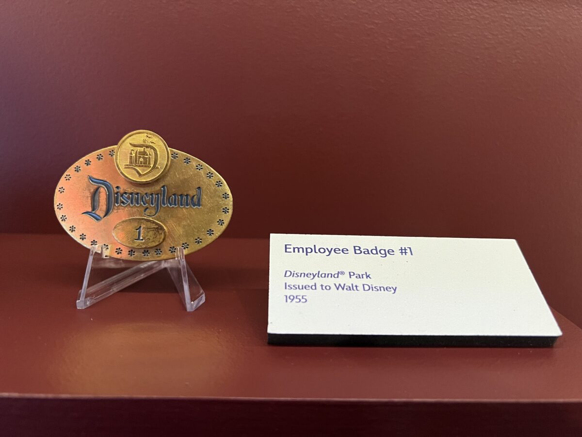 Review zu Disney100: Die Ausstellung – Entdeckt Filmgeschichte aus 100 Jahren Disney in München! Jetzt Tickets sichern! 11 Walt Disneys Namensschild von der Disneyland Eröffnung in 1955