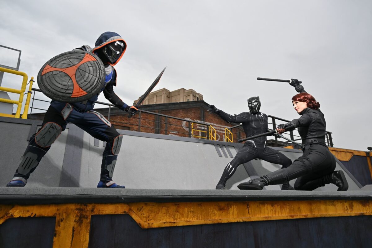 Erlebe 10 heldenhafte Momente mit deinen liebsten Marvel Superhelden im Avengers Campus in Disneyland Paris 6 Superheldinnen und Superhelden wie Black Panther und Black Widow stellen den einen oder anderen Schurken wie z.B. Taskmaster