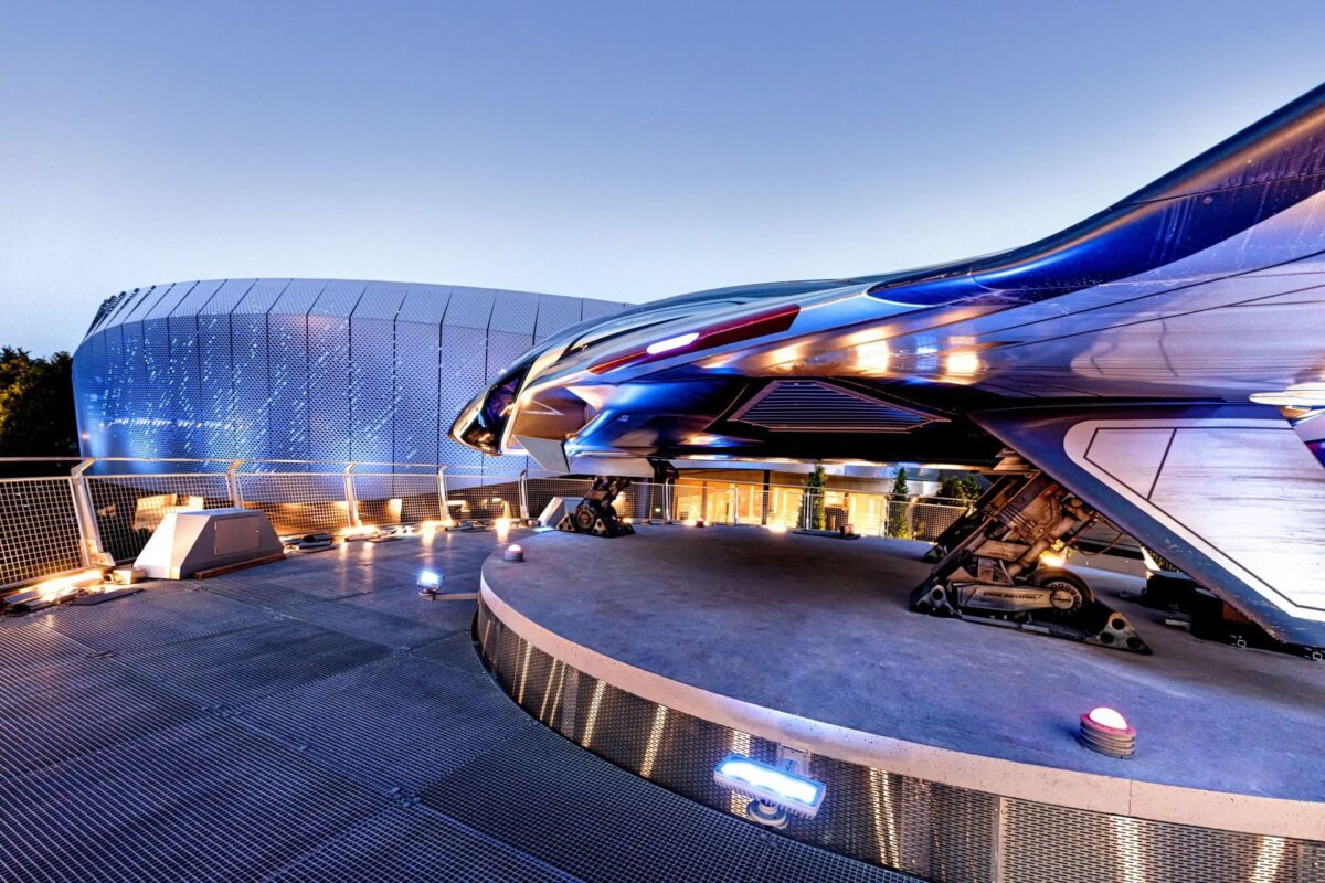 Erlebe 10 heldenhafte Momente mit deinen liebsten Marvel Superhelden im Avengers Campus in Disneyland Paris 5 Der Quinjet der Avengers ist das Symbol des Campus