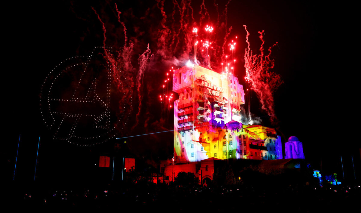 Erlebe 10 heldenhafte Momente mit deinen liebsten Marvel Superhelden im Avengers Campus in Disneyland Paris 7 Avengers: Power the Night Drohnenshow in Disneyland Paris