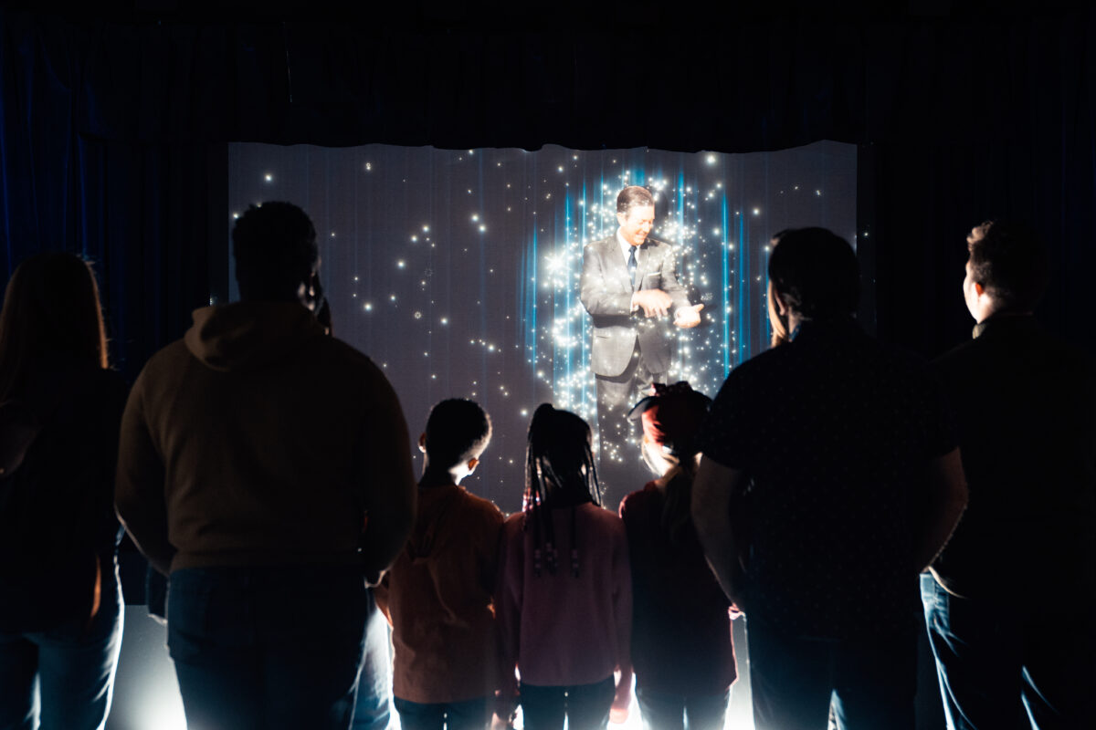 Review zu Disney100: Die Ausstellung – Entdeckt Filmgeschichte aus 100 Jahren Disney in München! Jetzt Tickets sichern! 5 Walt Disney begrüßt die Gäste zu Disney100: Die Ausstellung in München
