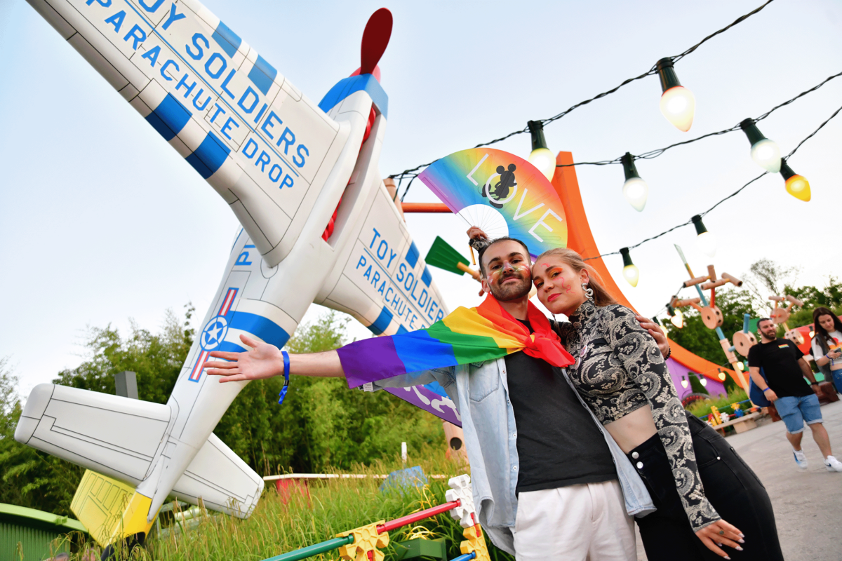 Disneyland Paris Pride kehrt am 17. Juni 2023 zurück – das ganze Programm & Tickets! 3 Bei dem Disneyland Paris Pride Event steht die Liebe in allen Farben des Regenbogens im Fokus