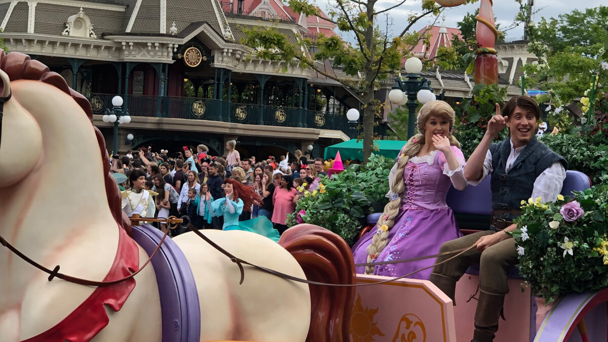 Gewinnspiel-Tipp: “Rapunzel – Neu verföhnt” am Samstag im Disney Channel schauen und den Traum von Disneyland Paris erfüllen lassen! 3 Rapunzel und Flynn Rider in Disneyland Paris