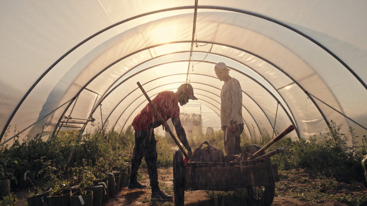 Review zur Disney+ Doku-Serie “Farm Rebellion” mit dem deutschen Landwirt Benedikt Bösel 6 Julius Otieno-Onyango and Johannes Harms