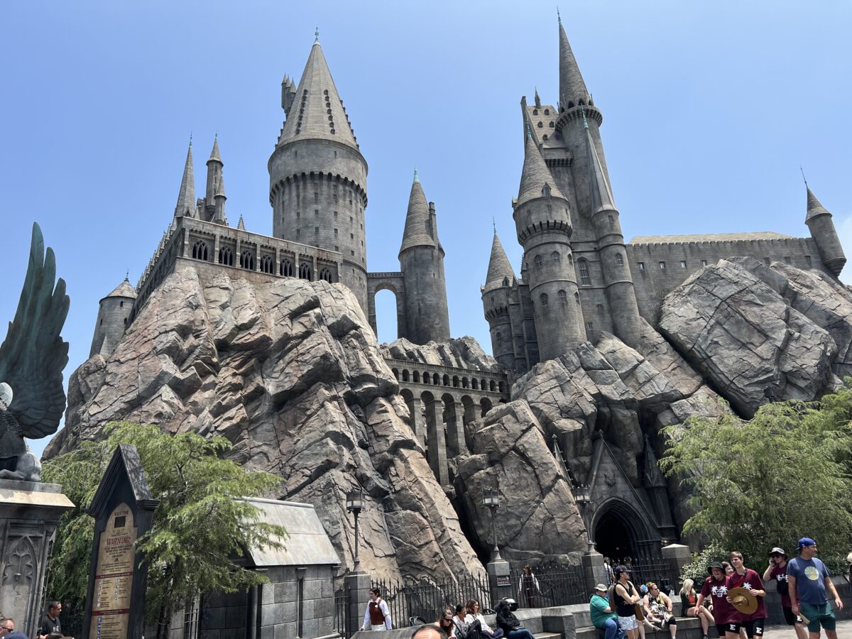 Freizeitpark Review: Lohnt sich ein Tag in den Universal Studios Hollywood in Kalifornien? 4 Innerhalb des Harry Potter Bereiches werdet ihr plötzlich vor Hogwarts stehen.