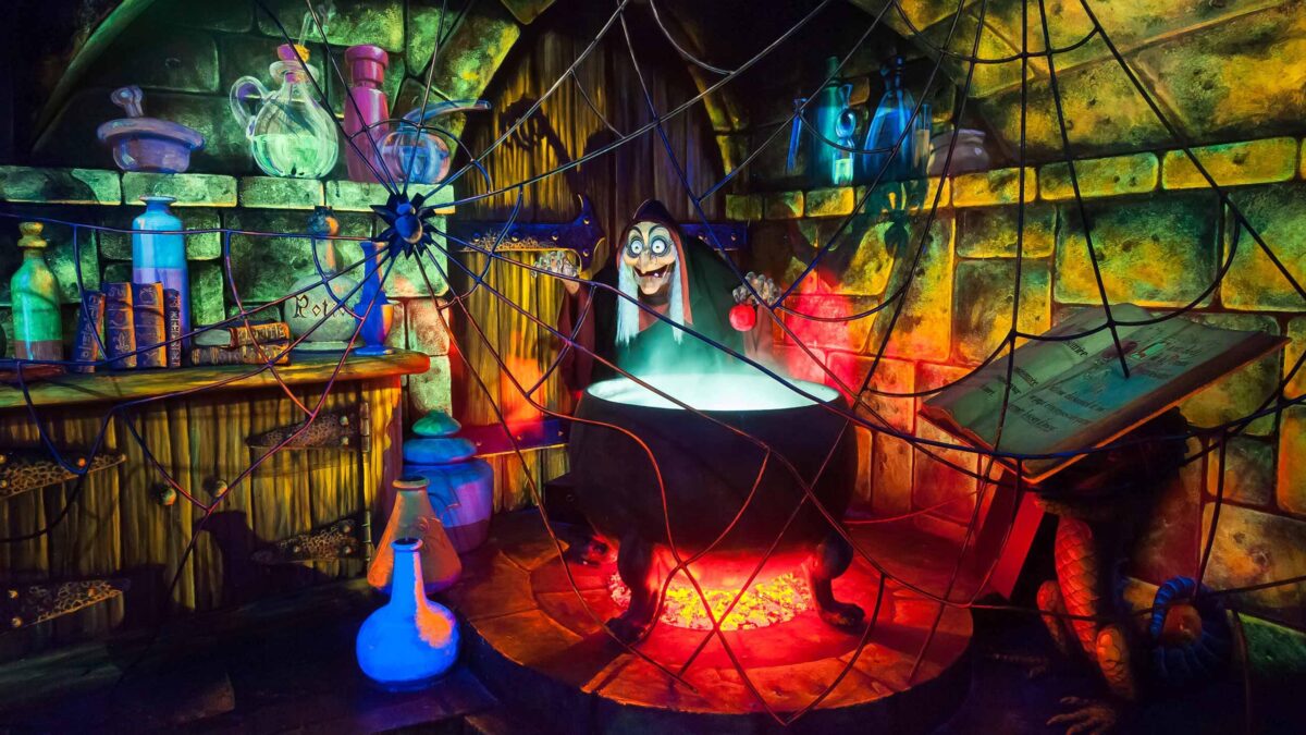 Halloween 2023 in Disneyland Paris: Alle Infos zum spaßig-spukigen Festival ab 1. Oktober – jetzt buchen! 4 n015245 2027jul21 world white snow and the seven dwarfs attraction panoramic view the witch queen 16 9 tcm794 240103p1fjpg