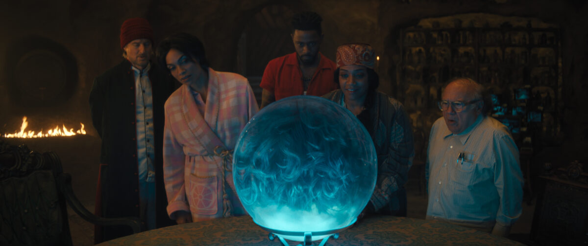 Ab sofort im Kino: Disneys “Geistervilla” heißt euch willkommen – Review zur Verfilmung der Disneyland Attraktion 4 In Geistervilla spielen Owen Wilson als Vater Kent, Rosario Dawson als Gabbie, LaKeith Stanfield als Ben, Tiffany Haddish als Harriet und Danny DeVito als Bruce.