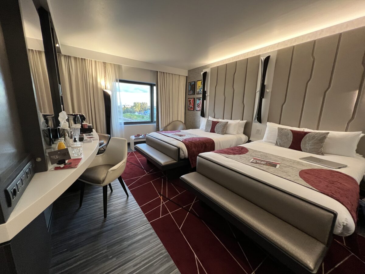 Hotel New York – The Art of Marvel: Der ultimative Guide zum 4 Sterne Hotel für alle Superhelden Fans in Disneyland Paris + Review 7 Superior Room in Disney's Hotel New York - The Art of Marvel