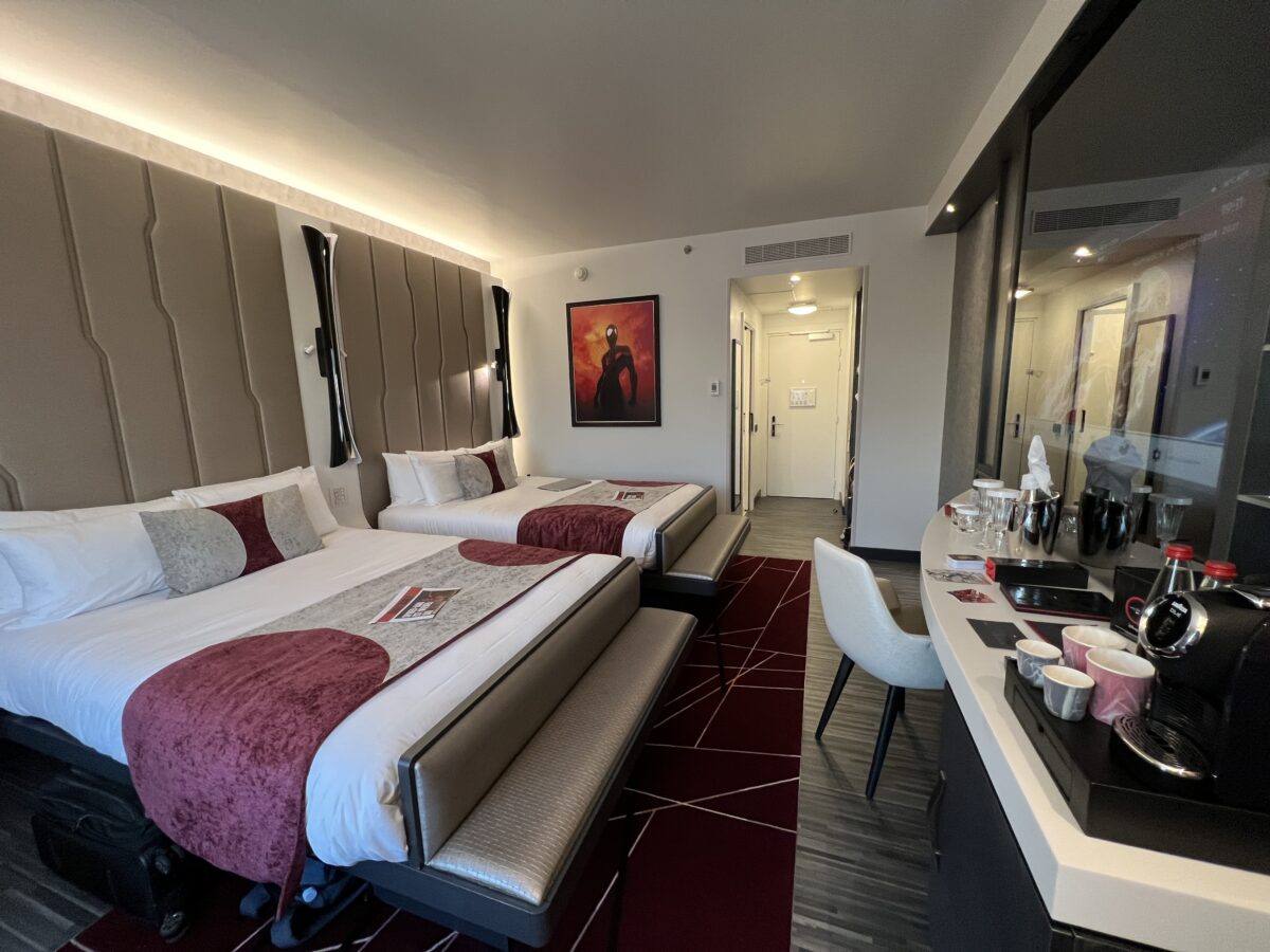 Hotel New York – The Art of Marvel: Der ultimative Guide zum 4 Sterne Hotel für alle Superhelden Fans in Disneyland Paris + Review 8 Superior Zimmer mit Spider-Man Miles Morales Gemälde in Disneyland Paris in Frankreich