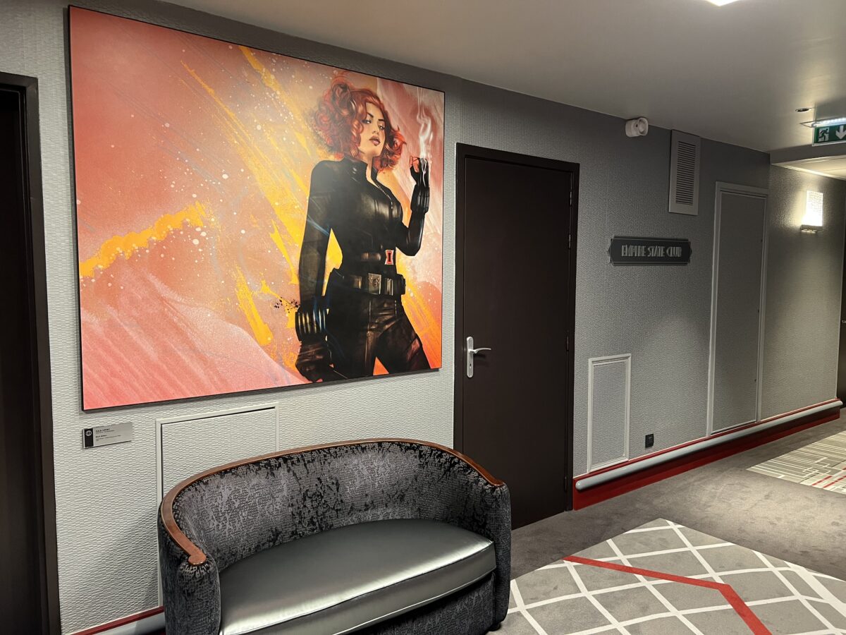 Hotel New York – The Art of Marvel: Der ultimative Guide zum 4 Sterne Hotel für alle Superhelden Fans in Disneyland Paris + Review 5 Black Widow artwork in the floor