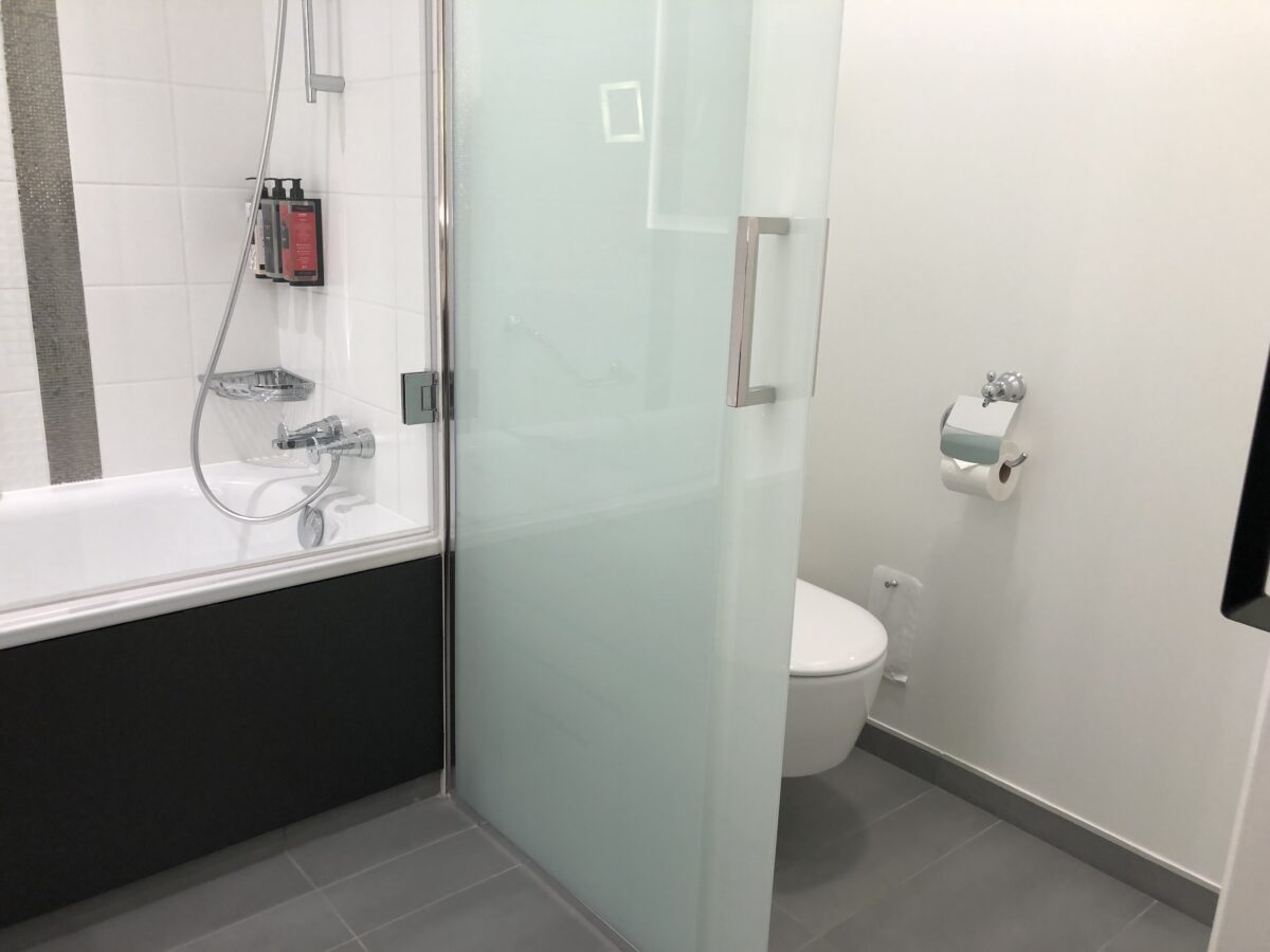 Hotel New York – The Art of Marvel: Der ultimative Guide zum 4 Sterne Hotel für alle Superhelden Fans in Disneyland Paris + Review 10 Badewanne inklusive Dusche und separater Toilette gehören ebenfalls zru Ausstattung.