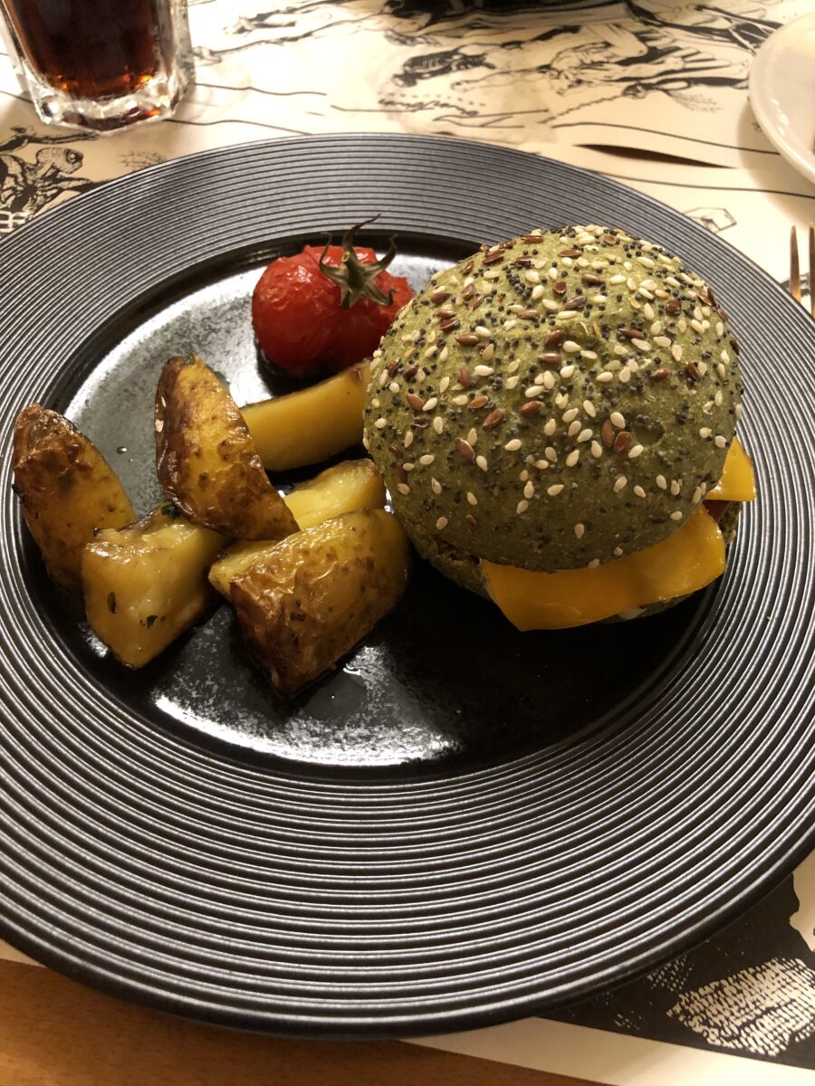 Hotel New York – The Art of Marvel: Der ultimative Guide zum 4 Sterne Hotel für alle Superhelden Fans in Disneyland Paris + Review 15 Vegan burger in Downtown Restaurant at Hotel New York - The Art of Marvel at Disneyland Paris