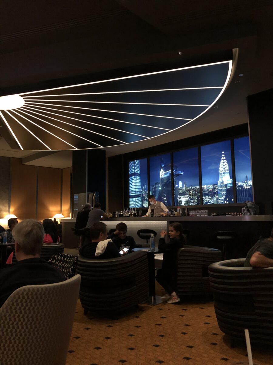 Blick in die Skyline Bar in Disney Hotel New York - The Art of Marvel.