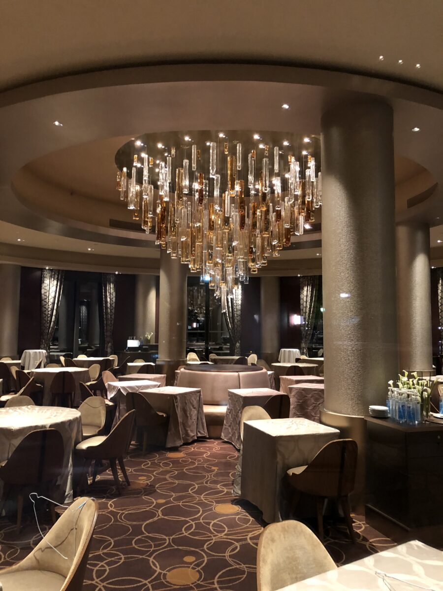 Hotel New York – The Art of Marvel: Der ultimative Guide zum 4 Sterne Hotel für alle Superhelden Fans in Disneyland Paris + Review 12 Der beeindruckende Asgard-Kronleuchter im Manhattan Restaurant