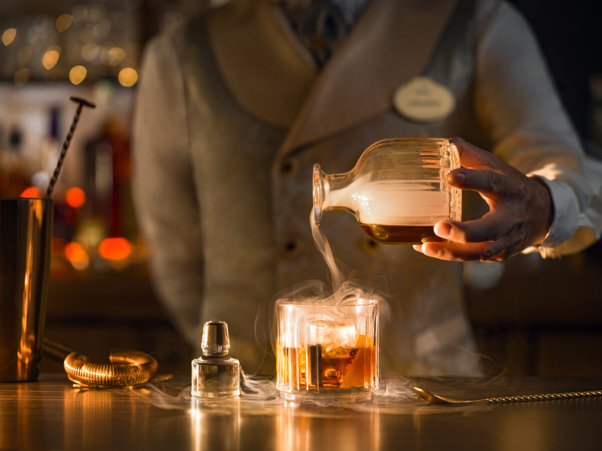 Startschuss gefallen: Disneyland Hotel in Paris ab sofort buchbar – Große Eröffnung am 25. Januar 2024 25 Fleur de Lys Bar Drinks