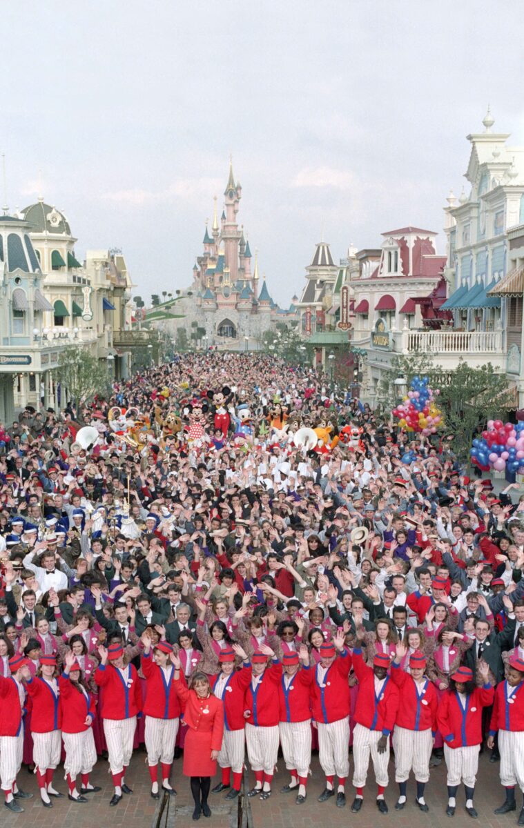 100 Jahre Disney Special & Gewinnspiel: Blick in Vergangenheit, Gegenwart und Zukunft zu Disney100 6 Euro Disney Resort eröffnet in 1992