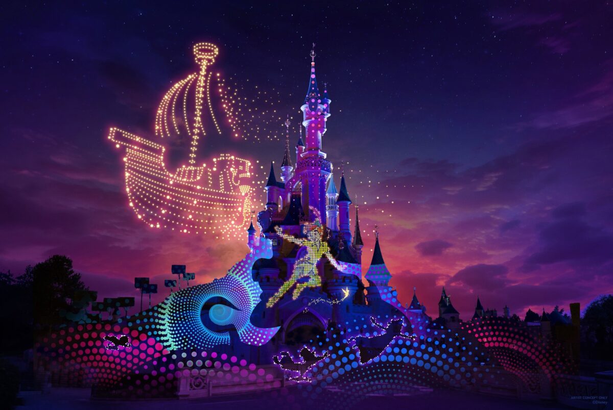 Disney Symphony of Colors wird ab dem 8. Januar 2024 mit einer Drohnenparade am Nachthimmel und Projektionen auf dem Dornröschenschloss die Gäste verzaubern