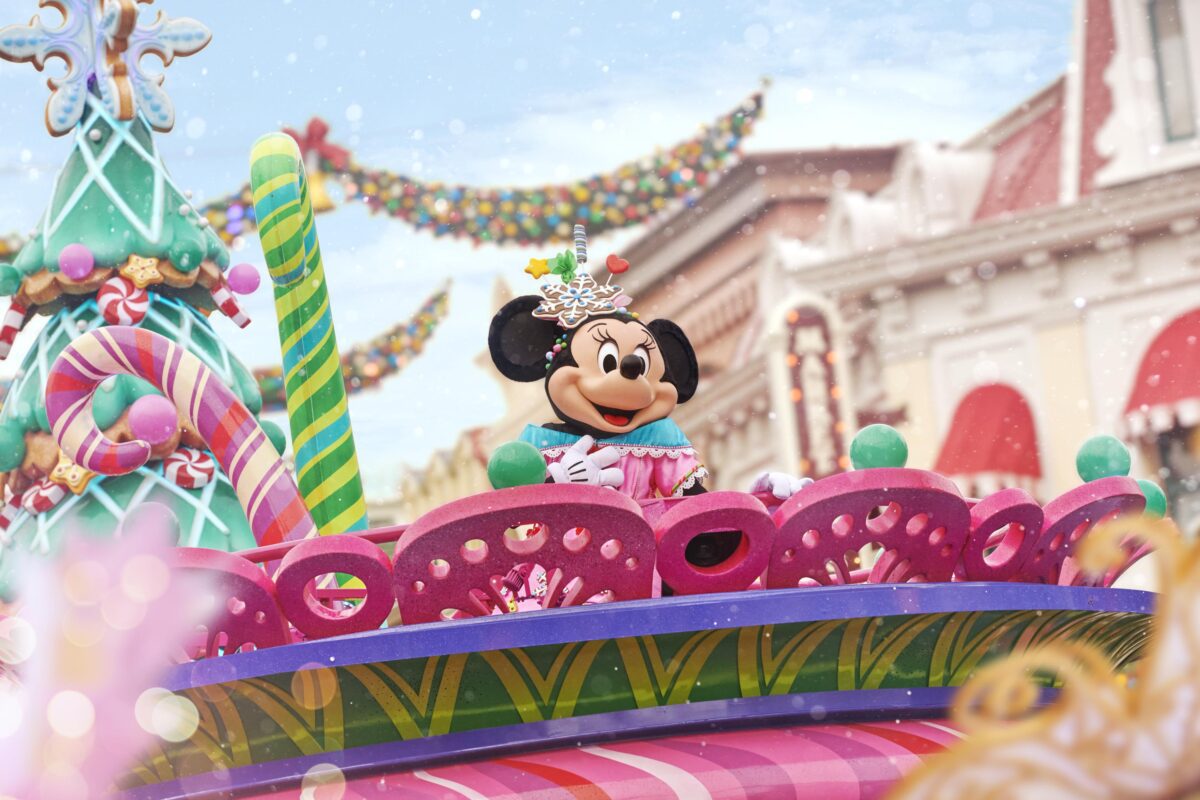 Minnie Mouse at Mickey's Dazzling Christmas Parade - Disneyland Paris Xmas Noel Weihnachten