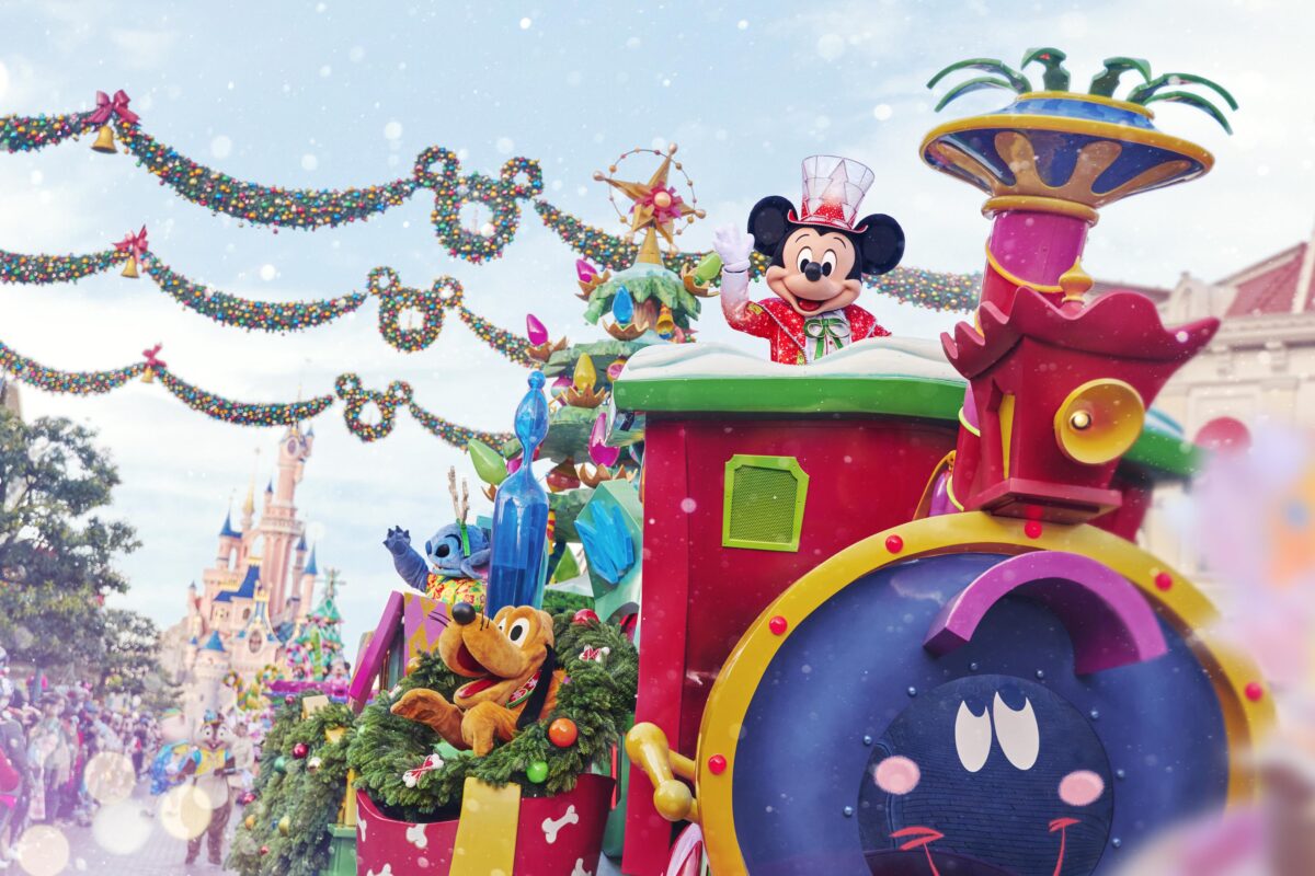 Mickey's Dazzling Christmas Parade - Disneyland Paris Xmas Noel Weihnachten