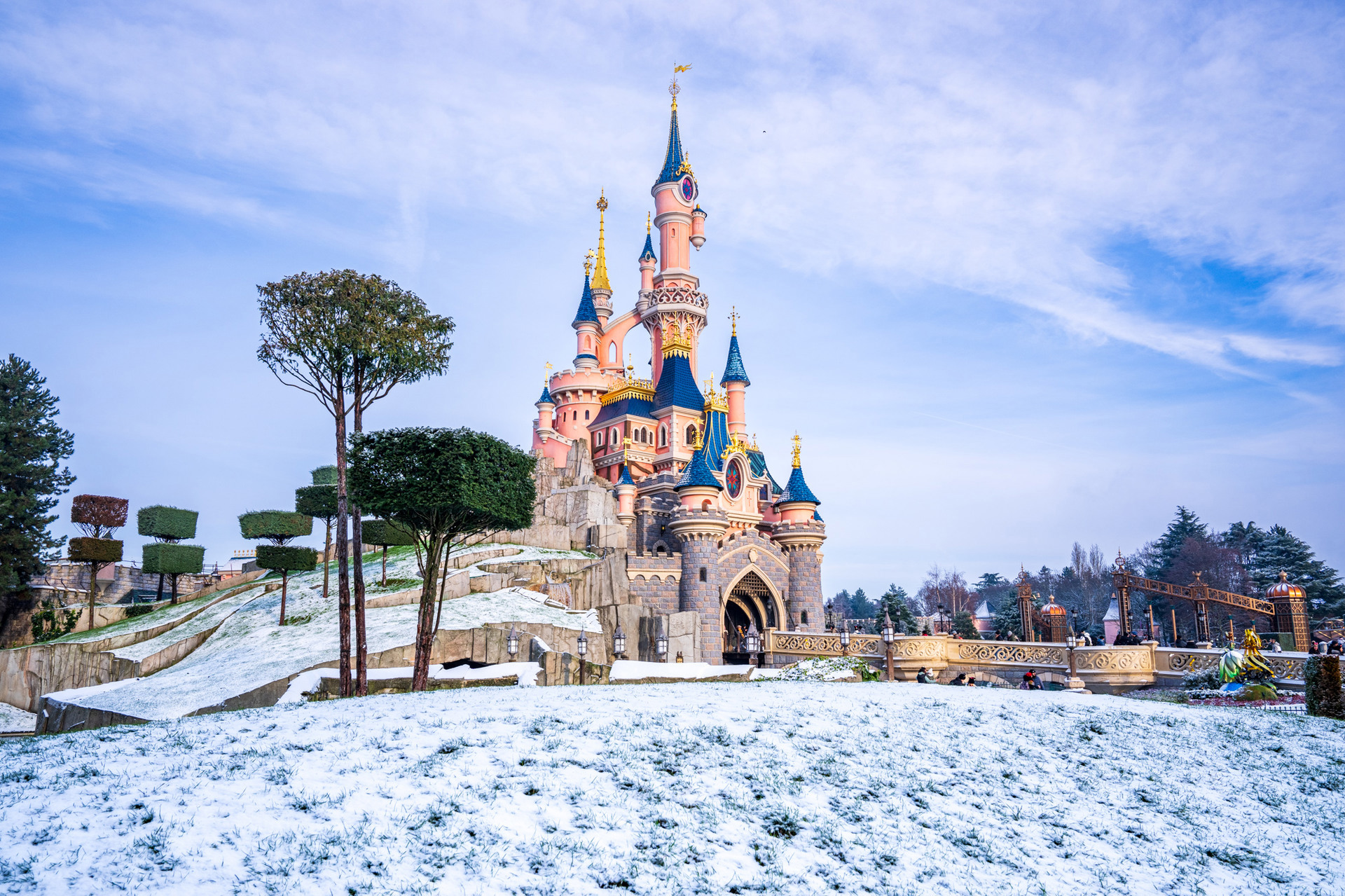 Disneyland Paris: Le Château de la Belle au Bois Dormant (Dornröschenschloss) im Schnee