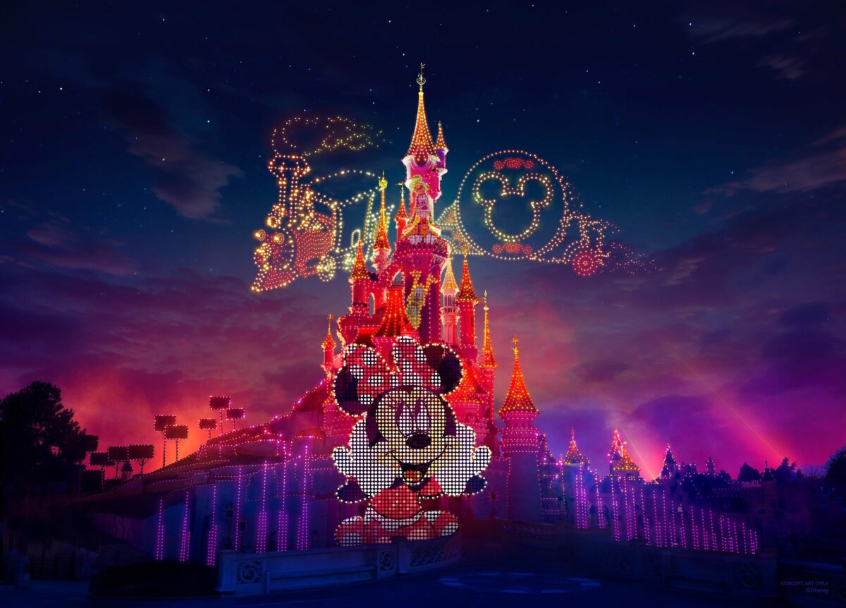 Die Disney Electrical Sky Parade über dem Dornröschenschloss in Disneyland Paris als Highlight 2024 - hier Tickets kaufen und Hotels buchen