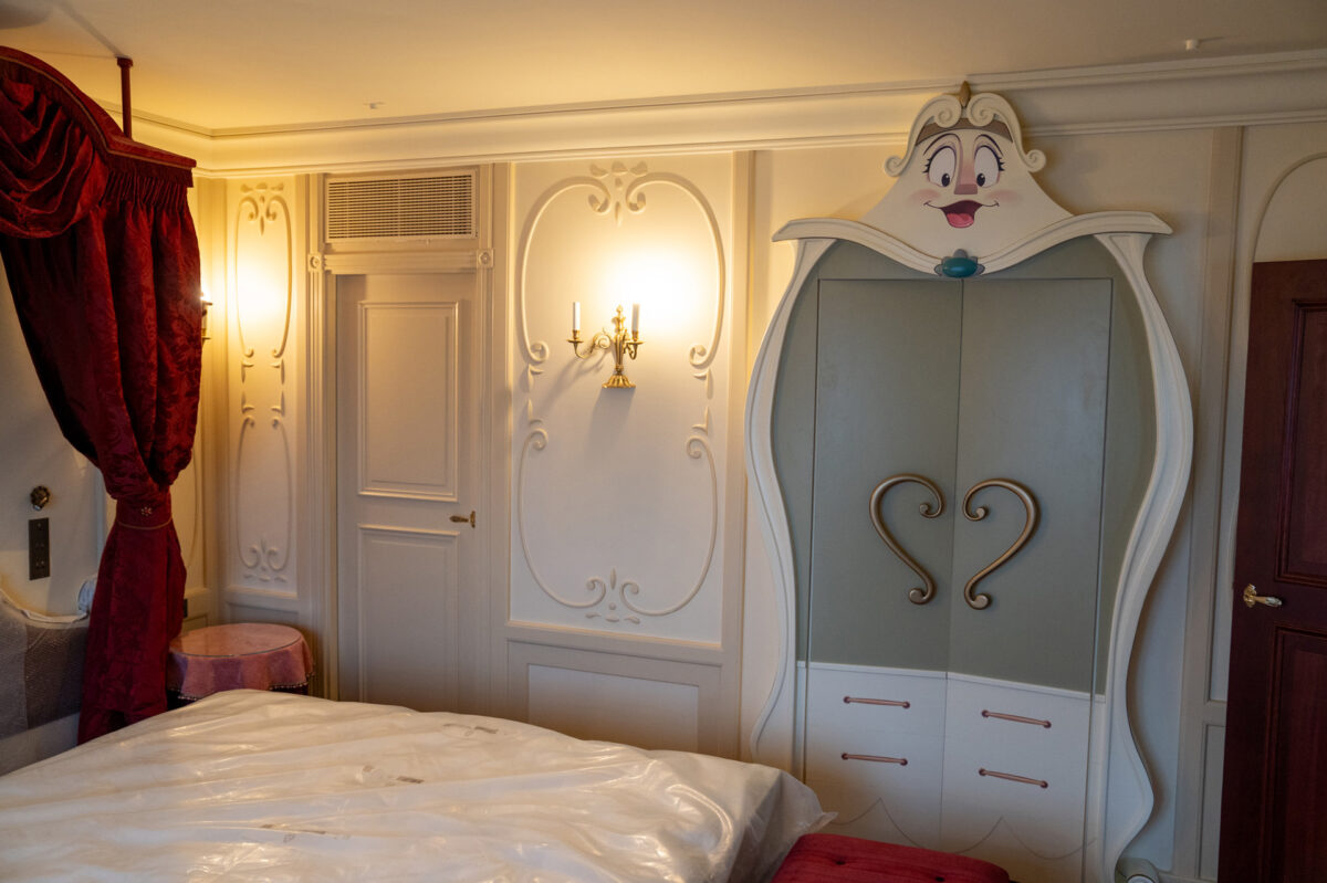Disneyland Hotel Paris Zimmer mit Disney Prinzessinnen Elementen wie Madame Kommode aus Die Schöne und das Biest