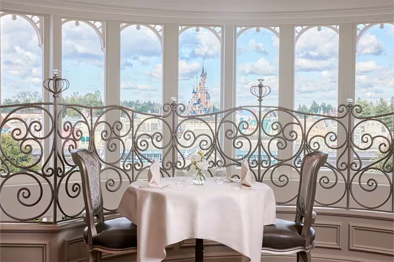 Blick aus dem Disneyland Hotel zum Schloss