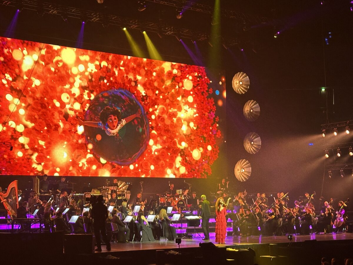 Patricia Meeden singt "Warten, dass ein Wunder kommt" aus Encanto auf der Bühne in Disney in Concert: Believe in Magic 2024