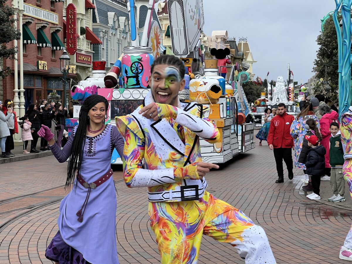 Asha (Wish), Maribel (Encanto) und Micky Maus in A Million Splashes of Colour in Disneyland Paris