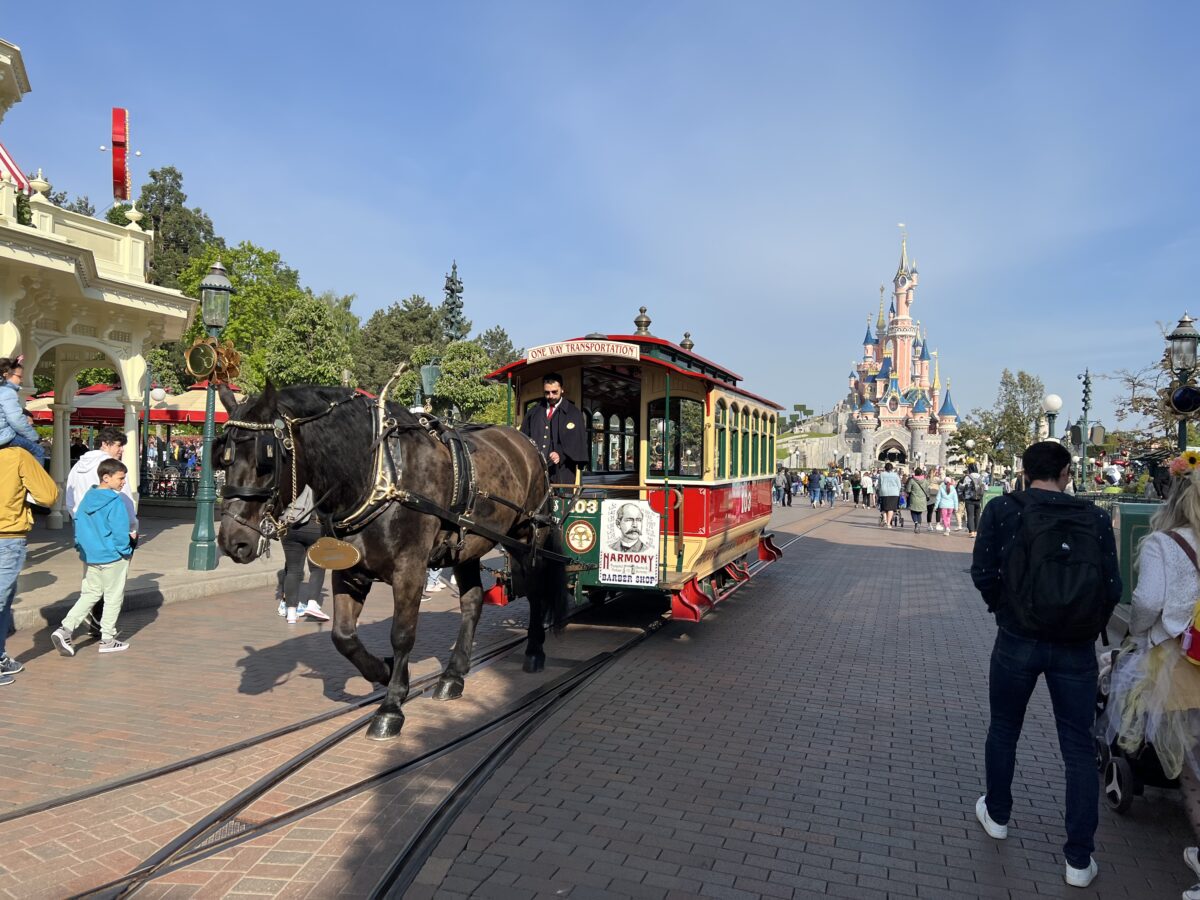 Dornröschenschloss in Disneyland Paris - Main Street, U.S.A. mit Pferdekutsche