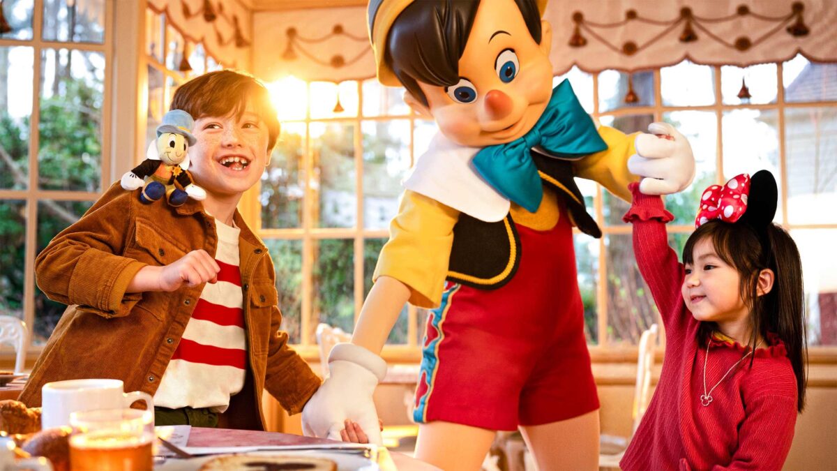 Mit Micky Maus und seinen Freunden wie Pinocchio im Plaza Gardens Restaurant in Disneyland Paris frühstücken