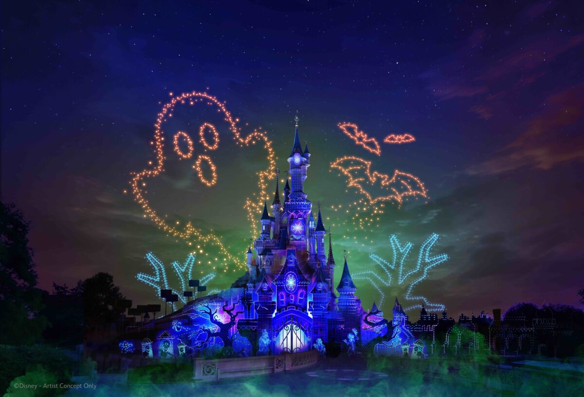 Für Disney Halloween Festival in Disneyland Paris wird die grandiose Drohnenshow über dem Dornröschenschloss - die Main Street Electrical Sky Parade - um eine exklusive, neue Halloween-Sektion erweitert