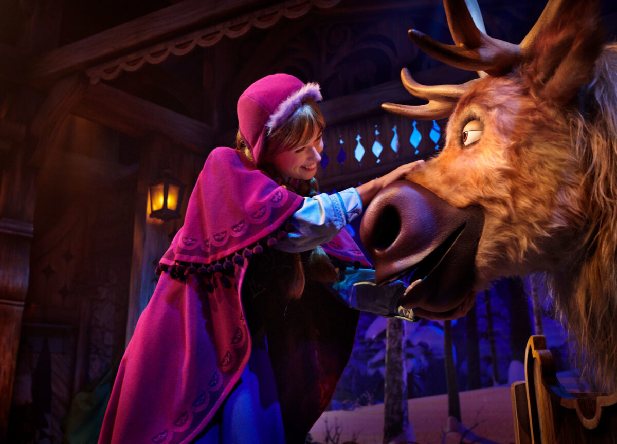 Anna und Rentier Sven in der Eiskönigin Show in Disneyland Paris