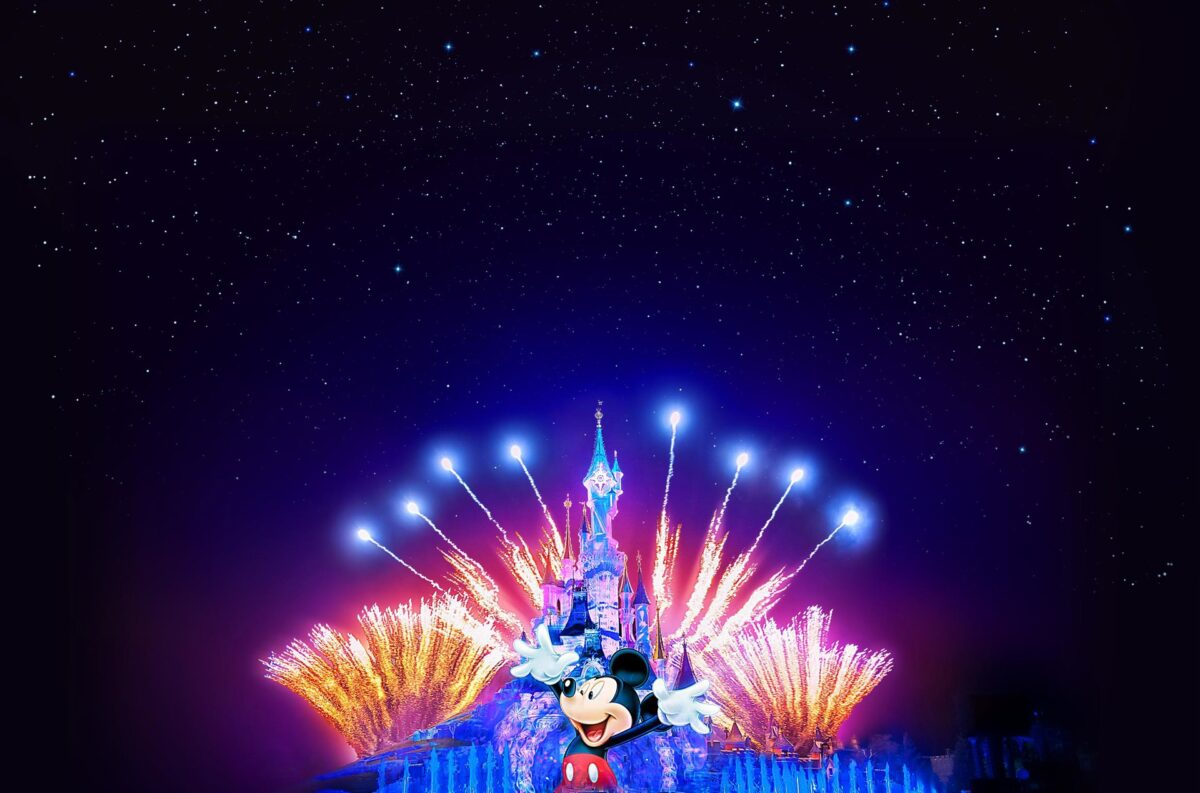 Micky Maus auf dem Disney Schloss in Disneyland Paris während der Feuerwerksshow Disney Illuminations - ab 31. Mai 2024 wieder zurück