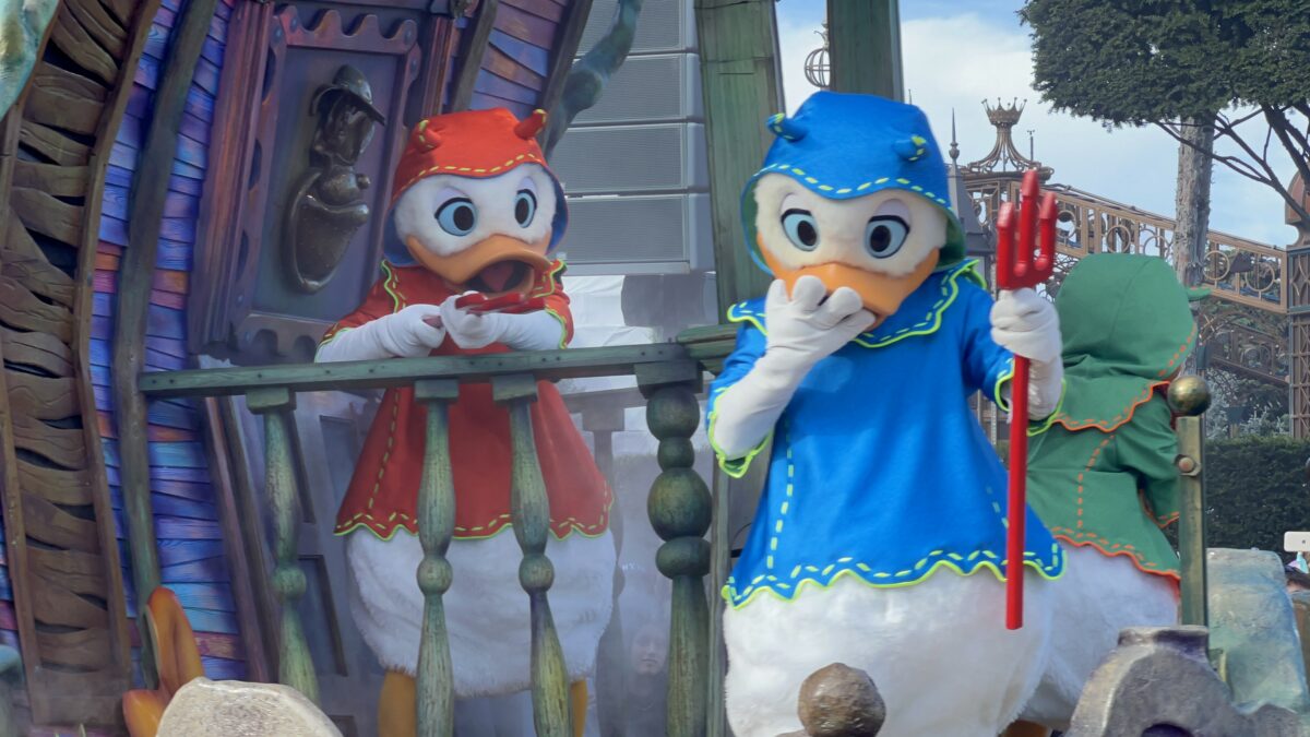 Tick, Trick und Track in Mickey's Halloween Celebration Parade in Disneyland Paris
