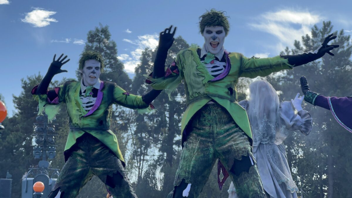 Untote Zombies in Mickey's Halloween Celebration Parade in Disneyland Paris