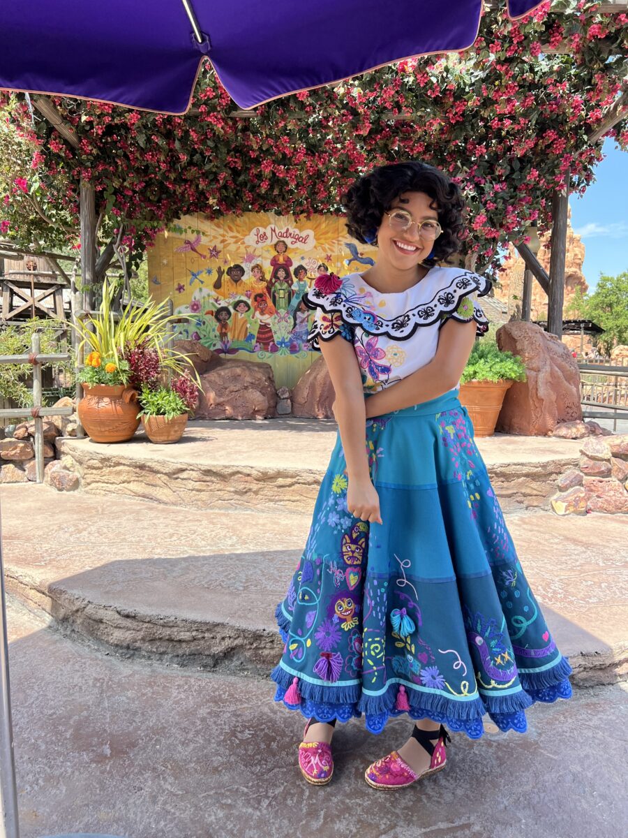 Mirabel Madrigal von Encanto in Disneyland