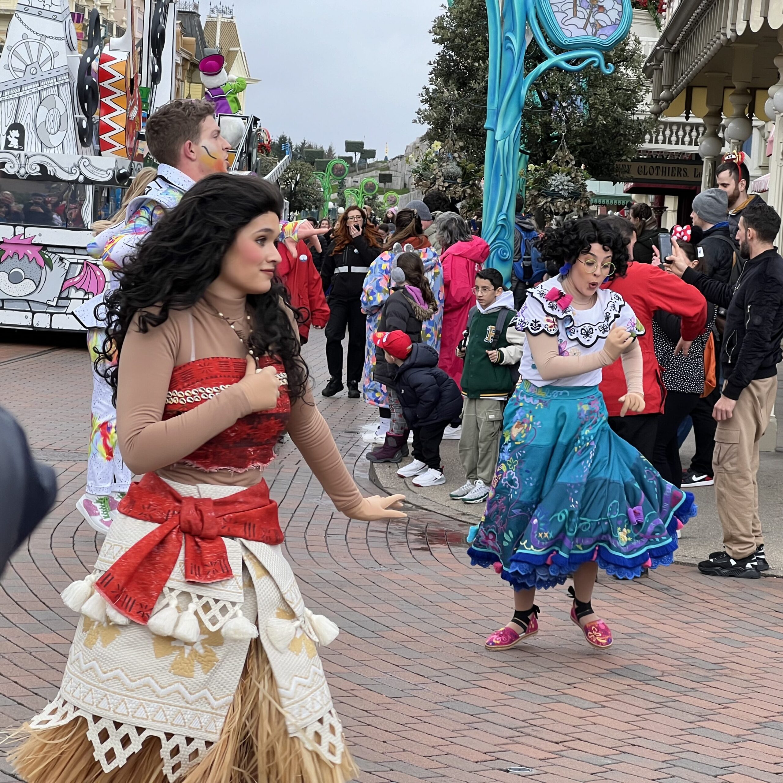Vaiana und Mirabel Madrigal aus Encanto in A Million Splashes of Colour in Disneyland Paris