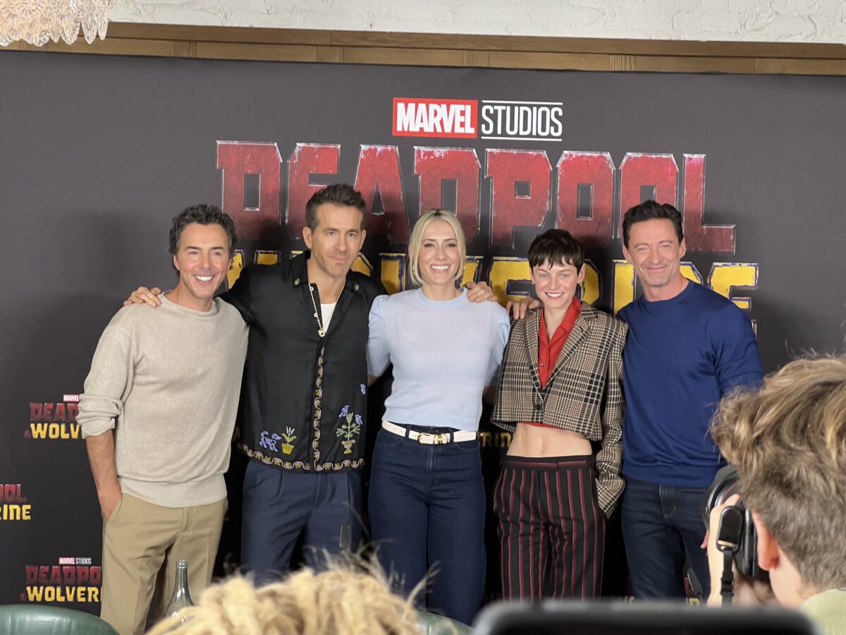 Shawn Levy, Ryan Reynolds, Wendy Jacobson, Emma Corrin und Hugh Jackman bei der Deadpool & Wolverine Pressekonferenz in Berlin